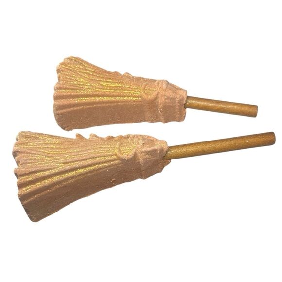 Lush x Wicked Bundle: 2x Elphaba’s Broomstick Reusable Bubble Bath Floral Rose - Picture 4 of 10